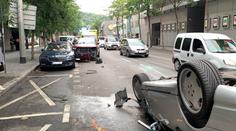 Auto po srážce skončilo v zaparkovaných vozech, druhé na střeše!