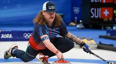 To není rocková hvězda, ale americký curler. Proč si nechává narůst hřívu?
