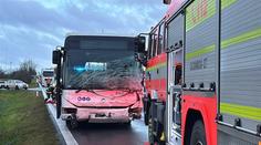 Nehoda autobusu a auta u Neratovic zablokovala dopravu. Řidička nepřežila