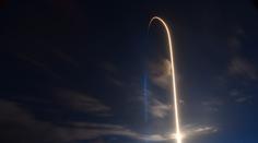 Další úspěch NASA a SpaceX. Astronauty veze k ISS "použitá" loď