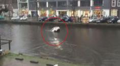Vůz rychle klesal ke dnu! Uvnitř zůstala žena s dítětem! VIDEO