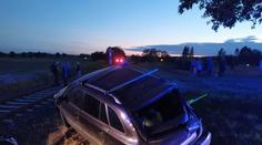 Vlak smetl auto na přejezdu, řidič se spolujezdcem zázrakem přežili
