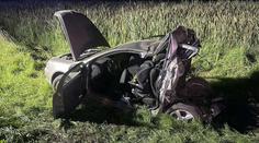Mrazivá nehoda u Olštýna: Řidič zdemoloval auto před sebou a utekl. Zemřelo 2leté dítě