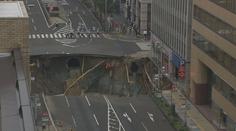 Pekelná jáma: V japonském městě se objevil 30 metrový kráter