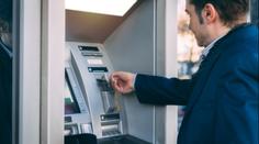 Muž v Brně přišel k bankomatu, ten mu vydal cizí kartu a ještě balík peněz