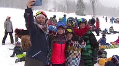 Samková si udělala čas na fandy! S dětmi řádila na snowboardu