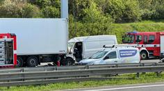Pražský okruh dopoledne uzavřela nehoda. Srazila se tam dodávka s náklaďákem