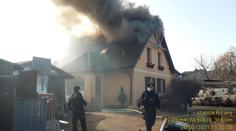 Střecha domu zmizela v dýmu! K požáru vyjelo 12 hasičských jednotek