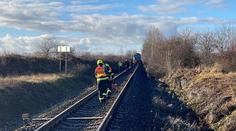 Vlak najel na strom. Stovky lidí musely do další zastávky jít pěšky