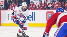Místo gólové oslavy tvrdý pád. Čech se v AHL stal obětí surového zákroku