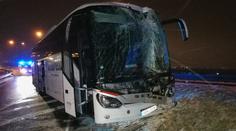 Kamion s autobusem se srazily v Praze! Náraz utrhl kabinu