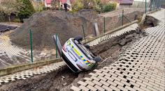 Dramatický sesuv půdy v Praze: Auto městské policie skončilo na střeše