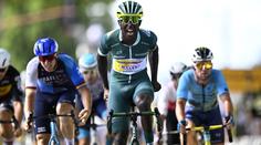 Eritrejec Girmay slaví na Tour hattrick. Uspěl v závěrečném spurtu