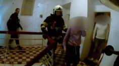 Dívka (15) uvízla v Brně v hořícím bytě. Vynesli ji na poslední chvíli!