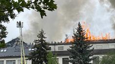 Hasiči vyvedli 20 lidí z Ústřední vojenské nemocnice. Oheň pohltil střechu pavilonu