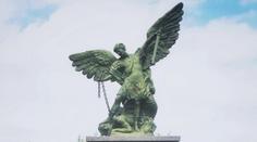 Zloděj chtěl ukrást sochu z kostela. Opilý se vážně zranil o její meč
