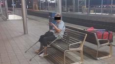 Na nádraží našli zmatenou ženu, seděla tam hodiny. Vylákal ji podvodník