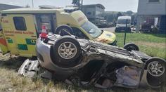 Sanitka převážející pacientku se na Vsetínsku srazila s autem. Pět zraněných