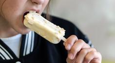 Muže po rozbalení nanuku čekal šok. Objevil v něm zmrzlého jedovatého hada