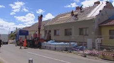 Při odklízení následků tornáda našli pumu. Na místo míří pyrotechnik