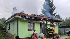 Noční požár zničil nový dům. Rodina s malými dětmi přišla o vše