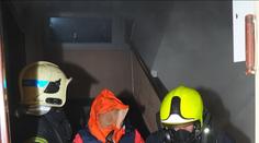 Dům se při požáru zaplnil kouřem, ven muselo 13 lidí a také pes
