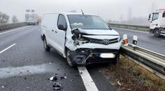 Hromadná nehoda šesti aut uzavřela dálnici D35