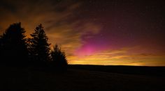 Lidé nevěřili svým očím. Noční oblohu v Česku rozsvítila růžová polární záře