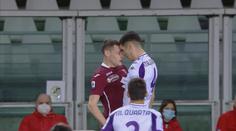Nepříjemný úder! Hráč Fiorentiny poslal svého soupeře k zemi hlavou