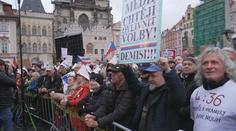 Tisíce lidí zaplnily Staroměstské náměstí. Přišly podpořit veřejnoprávní média