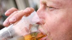 Zákaz pití alkoholu v centru Prahy: Hrozí pokuta až 10 tisíc korun