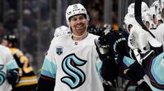 Hráč NHL zachránil skatepark v rodném městě. Za odměnu mu byl vyvěšen dres