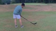 Borec na konec: Hokejový fanda zvládá hrát golf hokejkou