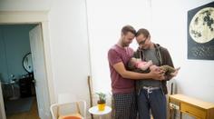 Gayové v Německu poprvé adoptovali dítě! Má to jít i u nás?