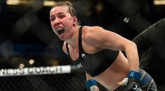Zápasnice opustila před pár týdny práci striptérky, teď slaví první výhru v UFC