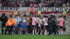 Sedm červených a rvačka na hřišti. Ve slavném derby naplno vybouchly emoce