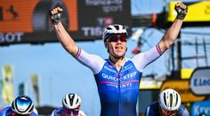 Do žlutého dresu jde po druhé etapě van Aert. Premiérová výhra pro Jakobsena