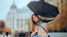 Výstraha pro 9 krajů: Řítí se silný vítr. Zabezpečte si okna i dveře, vyzývá ČHMÚ