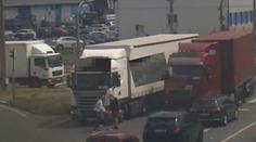 Ostrava: Cyklista vybržďoval kamion! Nebezpečný manévr zachytila kamera