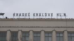 Nádraží v Hradci Králové toho může mnoho nabídnout. Má knihkupectví i kadeřnici