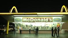 Smolaři lupiči. Přepadli McDonald´s plný elitních vojáků!