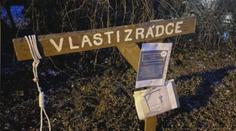 Policie obvinila muže, který postavil před dům hejtmana šibenici. K činu se přiznal