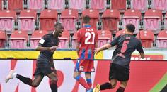 Aktivní Plzeň oslabilo vyloučení, Slavia po lize slaví i zisk poháru