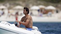 Nadal se po prohře mračí, ani sexy milenka ho nerozveselila