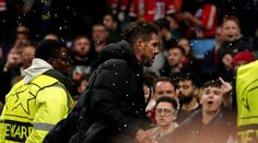 Ostudné chování fanoušků United! Lahvemi zasypali trenéra soupeře