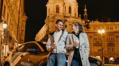 Carsharing používá stále více Čechů. Lidé ale také chodí častěji pěšky