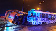 V Liberci se srazily tramvaje, jedna se převrátila! Řidič je v nemocnici