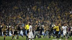 NEPOUČITELNÍ! Řečtí fotbaloví chuligání zase přerušili zápas