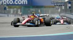 Ferrari prováhalo strategii, měnilo pozice obou jezdců. Hamilton byl frustrovaný