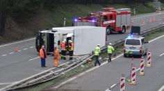Nehoda na D4 u Dobříše: Řidič převrátil náklaďák na bok
